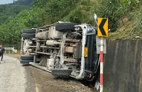 Xe tải mất lái lao vào ta luy, 2 người mắc kẹt trong ca bin 