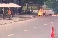 Tưới xăng đốt người giữa đường vì ghen tuông