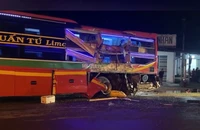 Vượt xe cùng chiều, ô tô tải va chạm với xe khách 4 người thương vong