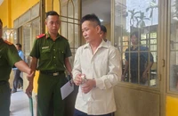 Chồng đâm vợ suýt chết chỉ vì chuyện rửa bát