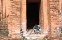 Tháp Chăm Khương Mỹ ngàn năm tuổi loang lổ vệt trắng sau trùng tu