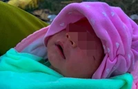 Bé trai mới vài ngày tuổi bị bỏ rơi ở bãi rác