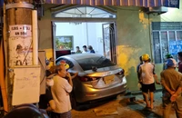 Ô tô 4 chỗ mất lái tông thẳng vào nhà dân