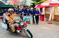 CSGT dùng xe đặc chủng chở thí sinh về nhà lấy giấy tờ