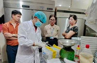 Bánh mì Phượng bị phạt 96 triệu, đình chỉ hoạt động 3 tháng
