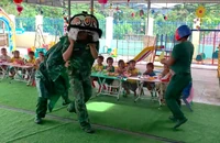 Độc lạ ‘đội lân bộ đội’ mang tiếng cười cho học sinh vùng biên giới