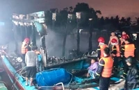 1 ngư dân vừa mua tàu về chưa kịp vươn khơi thì cháy rụi