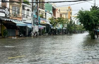 Mưa trắng trời, nhiều tuyến đường ở TP Tam Kỳ ngập sâu