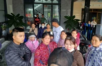 Cả xóm bàng hoàng trước hung tin 15 người thân và tàu chìm trên biển. Ảnh: THANH NHẬT.