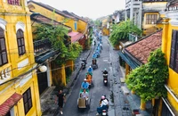 Du khách đi xe đạp, xích lô diễu hành Hội An được UNESCO vinh danh là thành phố sáng tạo toàn cầu. Ảnh: TN