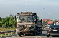 Hai xe tải xảy ra va chạm khiến kẹt xe kéo dài trên quốc lộ 1 qua Quảng Nam. Ảnh: TN