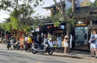 Nhiều nạn nhân vụ ngộ độc thực phẩm khởi kiện Bánh mì Phượng. Ảnh: TN