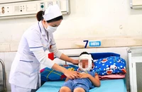 Tia lửa tiếp xúc làm bóng bay phát nổ, bé trai bị bỏng. Ảnh: TN
