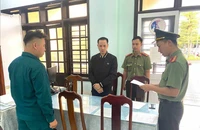 Công an thực hiện lệnh bắt bị can đối với bị can Tứ. Ảnh: CA