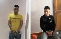 Vương (áo vàng) và Dưỡng (áo đen) vào quán karaoke bắt người, chở đi nơi khác đánh đập, lấy điện thoại. Ảnh: TN