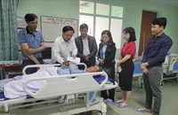 Nạn nhân trong vụ máy bay Su-22 rơi đang điều trị tại Bệnh viện đa khoa Vĩnh Đức. Ảnh: Hà Dung