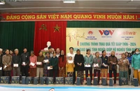 VOV Miền Trung phối hợp với các cơ quan, doanh nghiệp trao quà và bàn giao nhà cho hộ nghèo ở huyện Hiệp Đức.