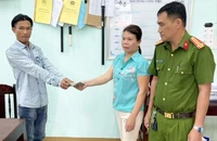 Bà Lũy bán vé số dạo đã nhặt được 50 triệu của anh Cường. Ảnh: CA
