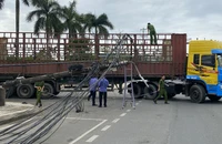 Xe đầu kéo quay đầu vô tình vướng vào đường dây, làm gãy 4 trụ khiến 300 hộ dân mất điện. Ảnh: CTV