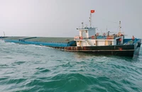 Tàu Giang Anh 18 chở gần 3.000 tấn xi măng sắp chìm trên biển. Ảnh: BĐBP