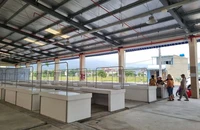 Khi đang lắp đồng hồ tại chợ Đông Phú mới, 1 thợ điện bị điện giật, rơi từ trên cao xuống đất tử vong. Ảnh: TN