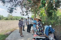 Sau tiếng nổ lớn, phát hiện người đàn ông tử vong trong vườn nhà. Ảnh: TN