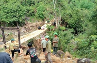 Chính quyền xã ở Kon Tum yêu cầu dừng thi công trường, cầu cho người dân Quảng Nam. Ảnh: PVĐ