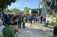 Công an phong tỏa hiện trường vụ thảm sát làm 2 vợ chồng tử vong, 2 con nhỏ nhập viện. Ảnh: CTV