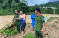 Bộ trưởng Lương Tam Quang gửi thư khen công an cứu người bị cô lập giữa dòng lũ. Ảnh: CA
