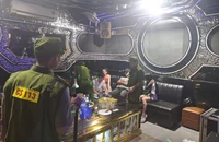 Cảnh sát phát hiện 8 khách chơi ma tuý trong phòng hát karaoke Paris. Ảnh: CA