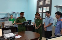 Nguyên chủ tịch xã, trưởng thôn bị bắt vì gây hại cho nhà nước hơn 3,8 tỉ đồng. Ảnh: CA