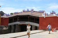 'Lạ mắt' với hình ảnh Chùa Cầu sau trùng tu. Ảnh: TN