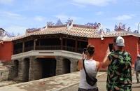 Chủ tịch UBND TP Hội An chỉ đạo sửa lại một số chi tiết sau khi trùng tu Chùa Cầu. Ảnh: TN