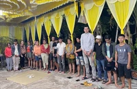 Những người liên quan đến vụ việc chơi xóc đĩa trong đám tang ở huyện Đại Lộc. Ảnh: CA