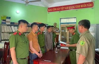 Công an bắt 2 bị can lừa đảo chạy án. Ảnh: CA