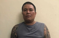 Bị can trốn truy nã bị bắt khi đang chăm nuôi người bệnh. Ảnh: CA
