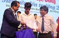 100 tân sinh viên ở Quảng Nam, Đà Nẵng được tiếp sức đến trường. Ảnh: TN