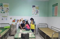 15 học sinh tiểu học nhập viện sau khi ăn sữa chua ở trường