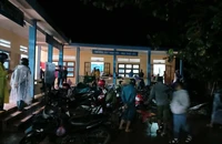 Di dời khẩn cấp cả khu dân cư vì quả đồi phía sau nứt toác