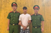 Mượn xe máy, điện thoại rồi chiếm đoạt, bỏ trốn sang Campuchia.