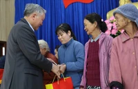 Phó Thủ tướng Thường trực Nguyễn Hòa Bình tặng quà Tết tại Quảng nam