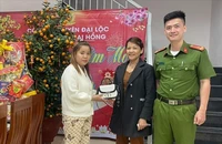 Đi chúc Tết nhặt được ví tiền, mang đến nhờ công an tìm người đánh rơi
