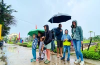 Khách Tây đội mưa tham dự lễ hội Cầu Bông ở Hội An