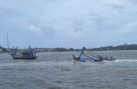 Tàu chở 15 ngư dân chìm ngoài khơi, 5 ngư dân chết và mất tích