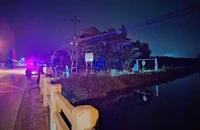 Đi xe máy bị rơi xuống kênh, may mắn được công an tuần tra phát hiện