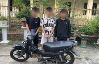 Thiếu niên 12 tuổi đang ngồi ăn sáng thì có người vác dao tới chém tới tấp