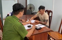 Kẻ cướp phục sẵn tại nhà vệ sinh, kề dao vào cổ yêu cầu nạn nhân đưa tiền
