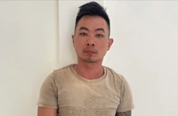 Khởi tố kẻ phục sẵn ở nhà vệ sinh, kề dao cướp tiền nữ gia chủ