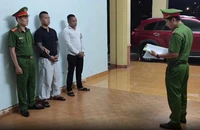 Thanh niên dí súng vào đầu chủ quán bi da dọa 'bắn bể đầu'