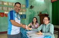 Người dân phấn khởi nhận quà Tết độc lập